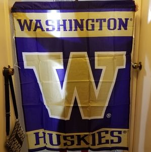UW Huskies flag